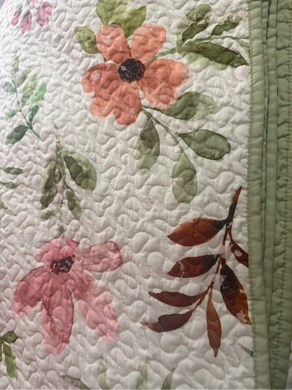 Floral Quilted Bedspread - White, Pink & Green. Full/Queen